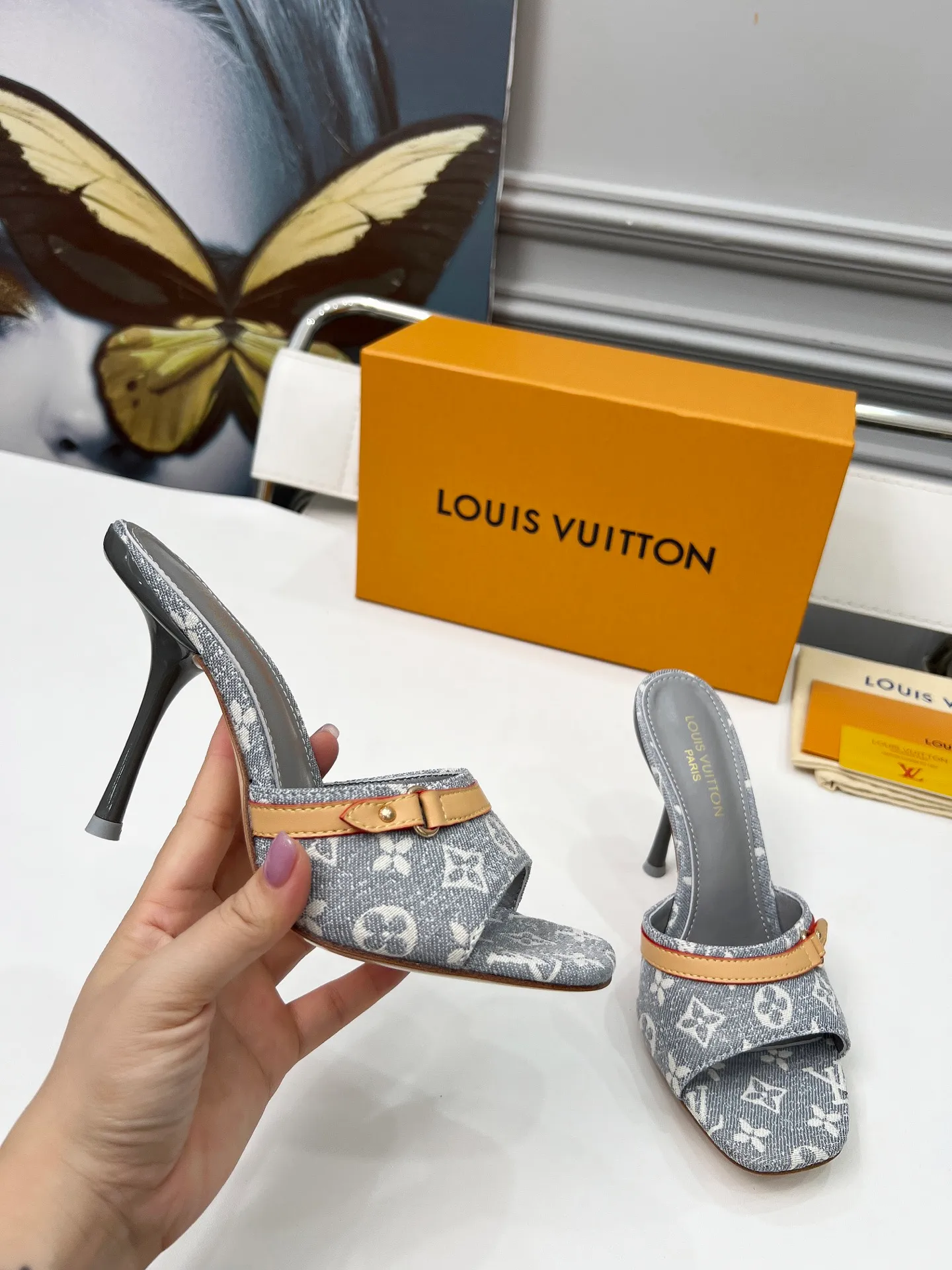 👟👟Ex-factory price 440👟👟 LV new denim kitten heel slippers 2025 summer must-have for goddesses, original replica, super comfortable on the feet. Show off the queen's temperament, the heel height is 9.5CM, which shows your temperament without being tiring. Leather outsole. Standard code: 35-42 (41 and 42 codes are customized, non-returnable and non-exchangeable)